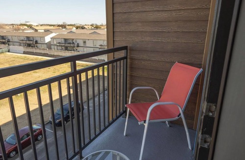 Addison Apartment | Urban 1-bedroom apartment in Addison with WiFi, AC & Reserved Parking