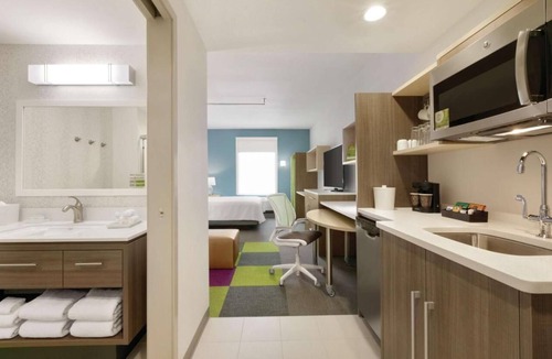 Williamsville Hotel | Urban Oasis! FREE Breakfast and Parking, Pets Allowed, Onsite Pool!