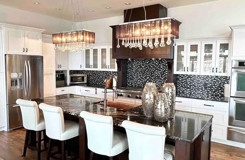 Black Mountain House | Vacation ParadisenForget your worries in this spacious and serene space!n