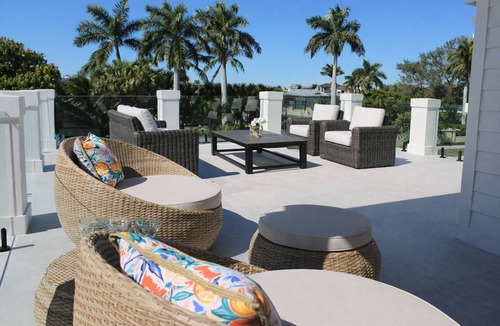 Naples Park House | Vanderbilt Luxury | Private Salt Pool & Spa | Minutes to Vanderbilt Beach