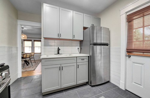 Cleveland Apartment | Vibrant 2BR Larchmere Classic Apt ~ Near Cleveland Clinic & Case Western