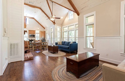 Royse City Cabin | Victorian Cabin Rental with Outdoor Fireplace and Bearpen Creek Views near Dallas, Texas