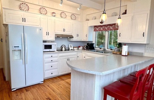 Wells Ski Chalet | Views! Large 3600 sqft 3-floor Custom Chalet w/HVAC, fast WiFi, 18 private acres