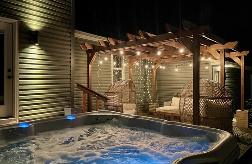 Madison Cottage | Vineyard View | Walk to Wineries & River| Hot Tub