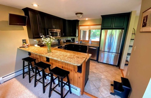 Carroll Cabin | W1 Cozy and Comfortable Bretton Woods Condo with Ski Slope Views Fireplace in Carroll, NH
