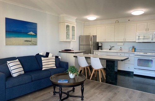 Waikiki Condo | Waikiki Banyan 1909 Amazing Views and Just Steps to the Beach