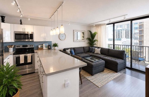 Waikiki Condo | Waikiki Banyan OCEAN VIEW REMODELED - "Ohana Suite" , free parking, lots of amenities!