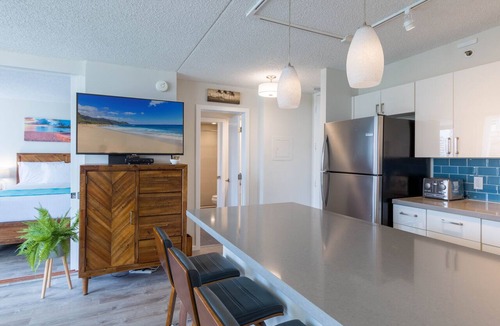 Waikiki Condo | Waikiki Banyan OCEAN VIEW REMODELED - "Ohana Suite" , free parking, lots of amenities!