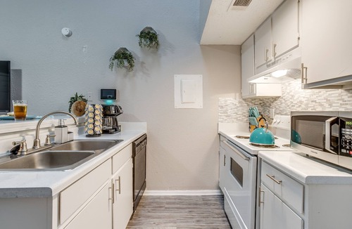 Central Arlington Apartment | Walk Stadiums✶2 Car Parking✶King Bed✶WiFi✶4K TVs #44