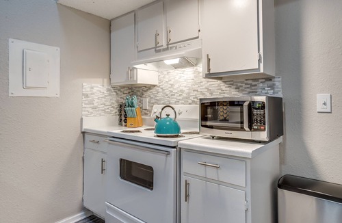 Central Arlington Apartment | Walk Stadiums✶2 Car Parking✶King Bed✶WiFi✶4K TVs #44