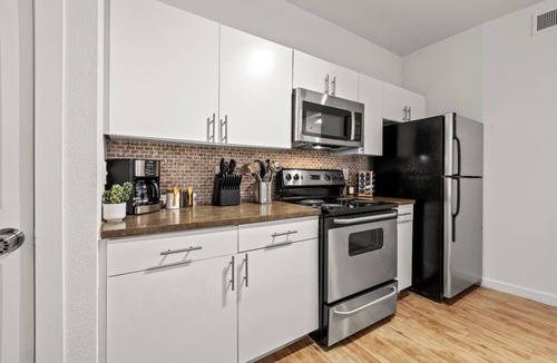 Dallas Design District Apartment | Walk to AAC & Victory Park | Free Parking