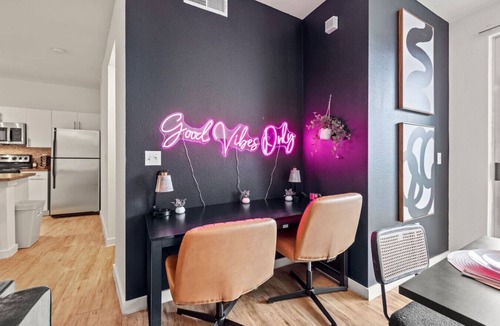 Dallas Design District Apartment | Walk to AAC & Victory Park | Free Parking