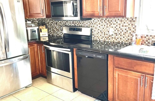 Point Judith House | Walk to Beach ! 5 Bedrooms with adjustable beds sleeps 14 Theater Room Big Deck