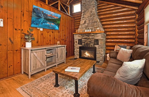 Lake George Cabin | Walk to Beach - Close to Town - Pet Friendly Cabin