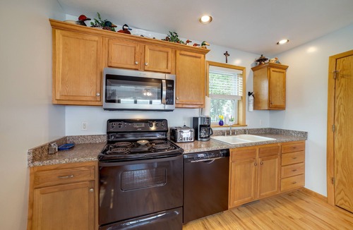 Edinboro Cottage | Walk to Beach, Lake Edinboro Views: 'Camp Dickson'