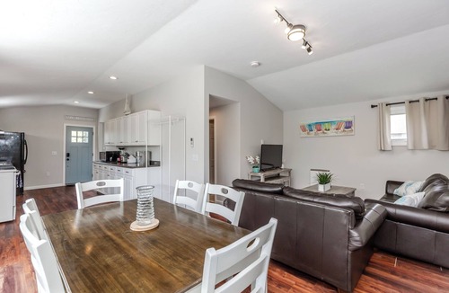 Point Judith House | Walk to Beaches, 7 Restaurants, Point Judith, AC, WiFi, Fire Pit, Outdoor Shower