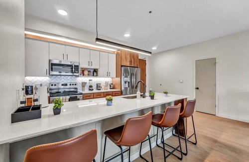 Little Italy House | Walk to CWRU w KingBed, Balcony, Gym, Parking, WD