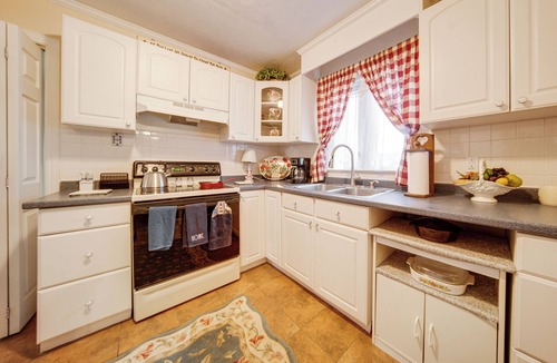 Edinboro House | Walk to Edinboro Lake: Cozy Cottage w/Porch!