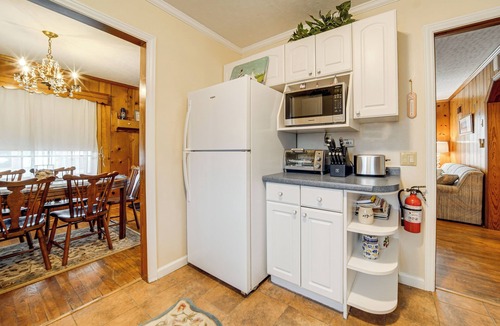Edinboro House | Walk to Edinboro Lake: Cozy Cottage w/Porch!