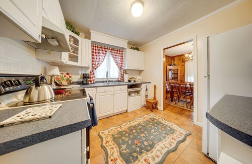 Edinboro House | Walk to Edinboro Lake: Cozy Cottage w/Porch!