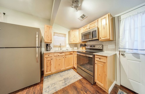 Geneva-on-the-Lake Cabin | Walk to GOTL Strip! Family Cottage w/Laundry