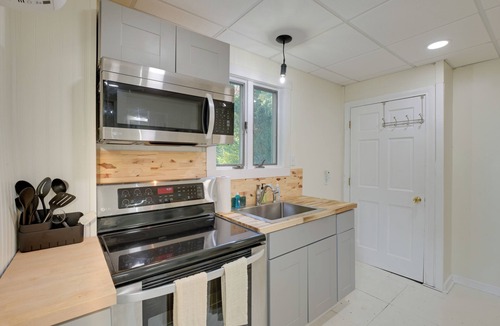Sorrento Apartment | Walk to Harbor: Pet-Friendly Apt in Sorrento!