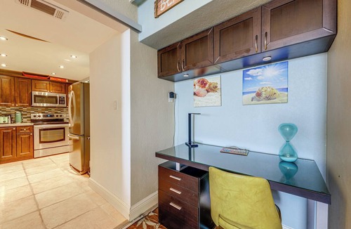 Hollywood South Central Beach Condo | Walk to Hollywood Beach: Coastal Condo w/Views!