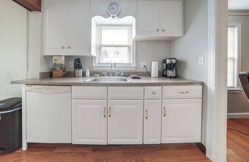 Erie Cottage | Walk to Lake Erie & Beach Access: Home w/Deck!