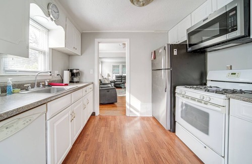 Erie Cottage | Walk to Lake Erie & Beach Access: Home w/Deck!