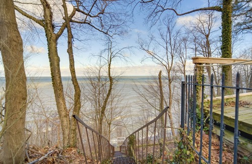 Erie Cottage | Walk to Lake Erie & Beach Access: Home w/Deck!