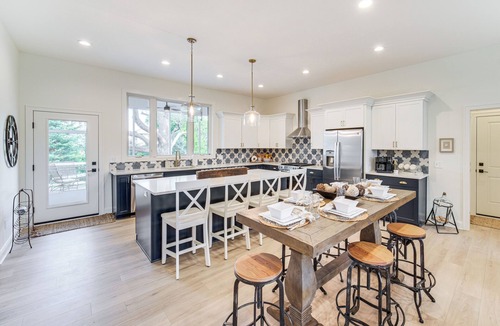 Madison-on-the-Lake House | Walk to Lake Erie: Sleek Retreat w/Screened Patio