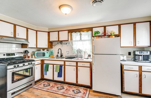 Oswego Apartment | Walk to Lake Ontario & Parks! Lovely Apartment