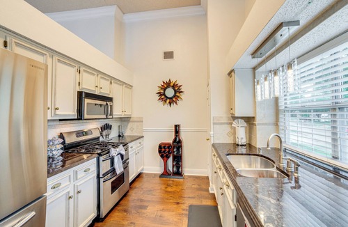 Rowlett Cottage | Walk to Lake! Rowlett Escape w/Fire Pit & Views