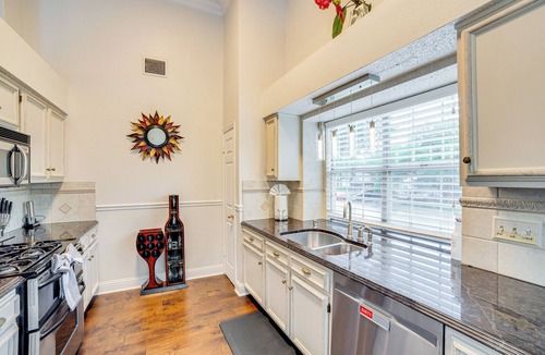 Rowlett Cottage | Walk to Lake! Rowlett Escape w/Fire Pit & Views