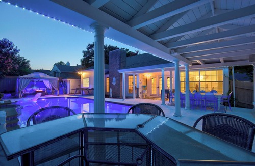 Rowlett Cottage | Walk to Lake! Rowlett Escape w/Fire Pit & Views