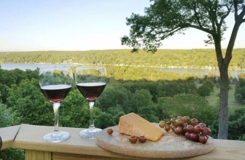 Watkins Glen House | Walk to park & restaurants.!