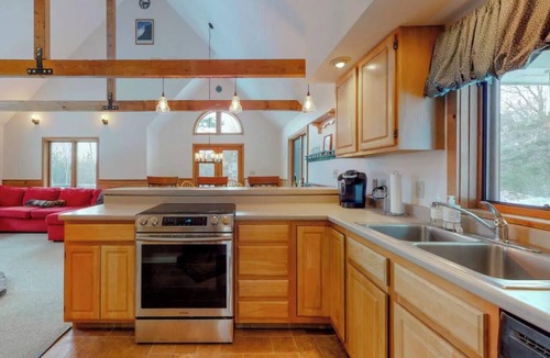 Eidelweiss Village House | Walk to pond/playground in pet friendly chalet while enjoying mountain views