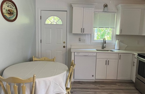 Narragansett House | Walk to Scarborough State Beach. Many weeks available.