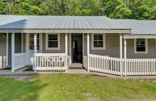 Schroon Lake Apartment | Walk to Schroon Lake! Studio w/Shared Fire Pit