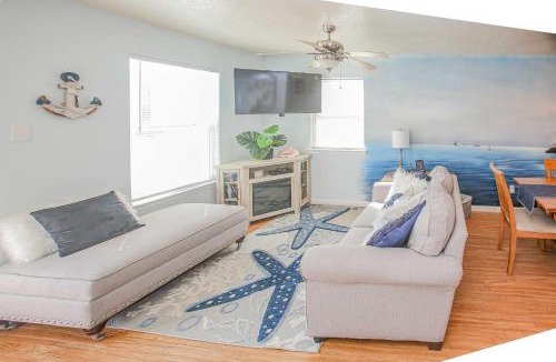 Surfside Beach House | Walk to Shore & Eats: Surfside Beach House