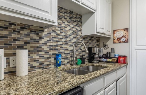 Arlington Apartment | Walk to World Cup Games! Walk to AT&T & Globe Life + Small Yard