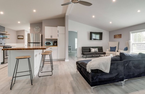 Manitou Beach-Devils Lake House | Walk to Yacht Club! Devils Lake Escape