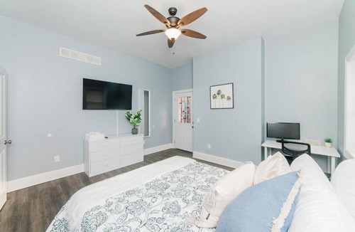 Manchester Apartment | Walkable and Spacious Apt - Parking - GroupStay