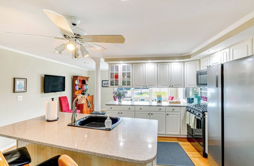 Clarence Apartment | Walkable Main Street Retreat! Apt in Clarence