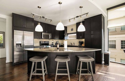 Uptown Apartment | Walkable Uptown Dallas 3BR with Pool, Pets, Wi-Fi