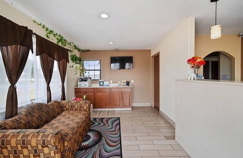 Beeville House | Walking Distance to Coastal Bend College! Free Parking & Pet Friendly