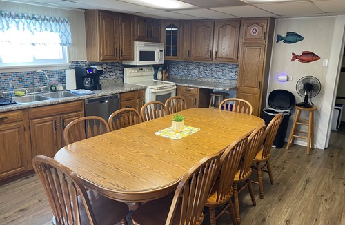 Conneaut Lakeshore Cottage | Walking distance to beach area of Conneaut lake- 4 beds-Dog Friendly- NO Smoking