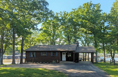 Afton Cabin | WATER WATER EVERYWHERE on Monkey Island Grand Lake. Waterfront and Pet Friendly!