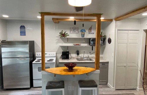 Grove Apartment | Waterfront 2 Bedroom/Duplex G/Newly Remodeled