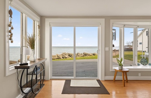 Hilton House | Waterfront | 4 guests | 1 bedroom | 2 beds | 2 full baths